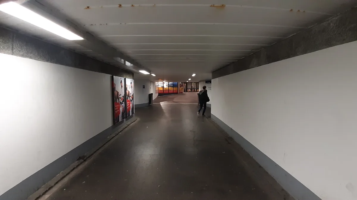 Hier in der Bahnhofunterführung spielt sich ein Teil des Dübendorfer Nachtlebens ab. (Archiv) Eine dunkle Unterführung.